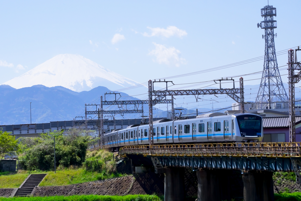 青と白　富士山と小田急