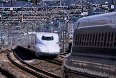 小田原駅にてのぞみの離合　～まだまだ遠い次の停車駅～