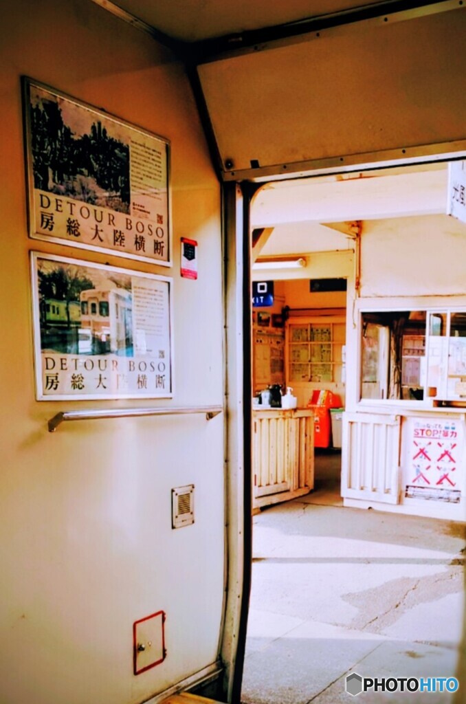 電車から見えるホームも味がある
