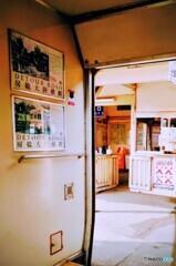 電車から見えるホームも味がある