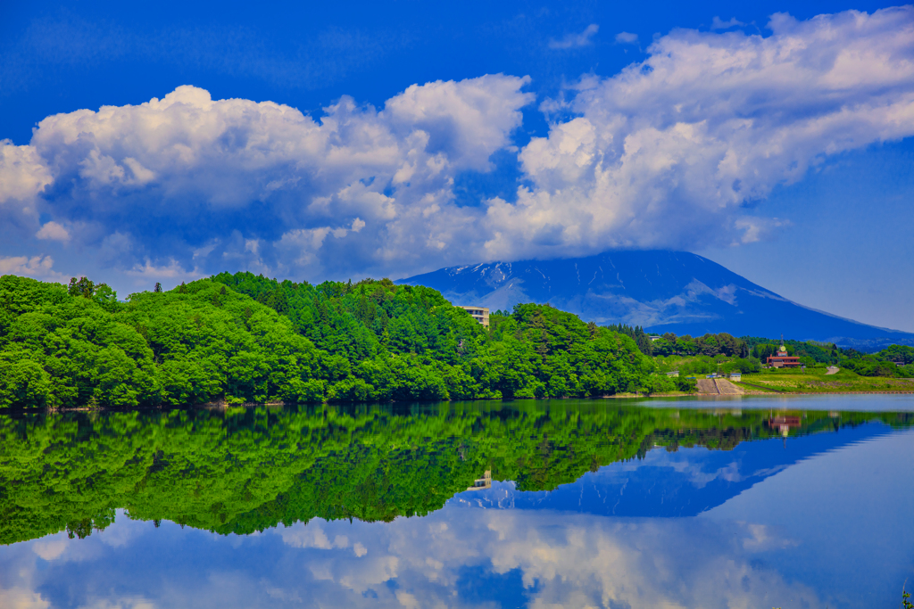 御所湖で岩手山を眺望
