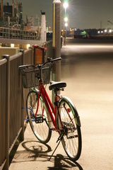 夜の港の自転車