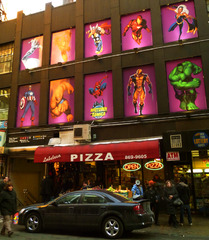 ミッドタウンの漫画専門店。すすけたマンハッタンでやけに浮かれた看板ではある。