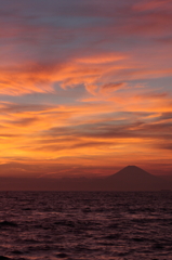 夕焼けに浮かぶ富士