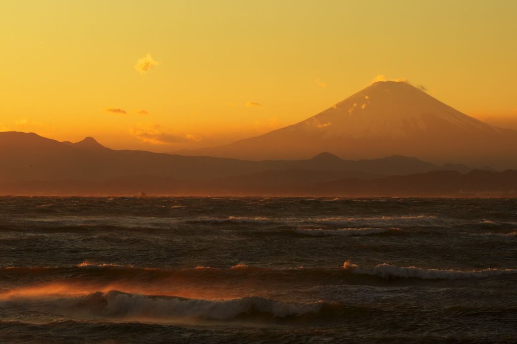 富士憧憬Ⅺ（荒ぶる海に）