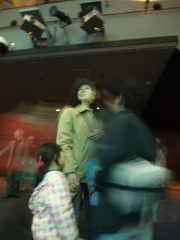 大水槽の前で