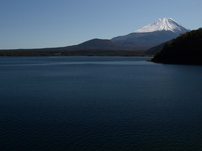 本栖湖の静寂と富士