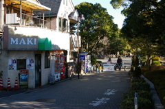 公園の入り口の喫茶店