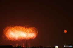 江戸川花火大会と赤い月