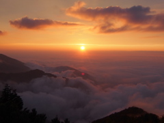 雲海と夕日