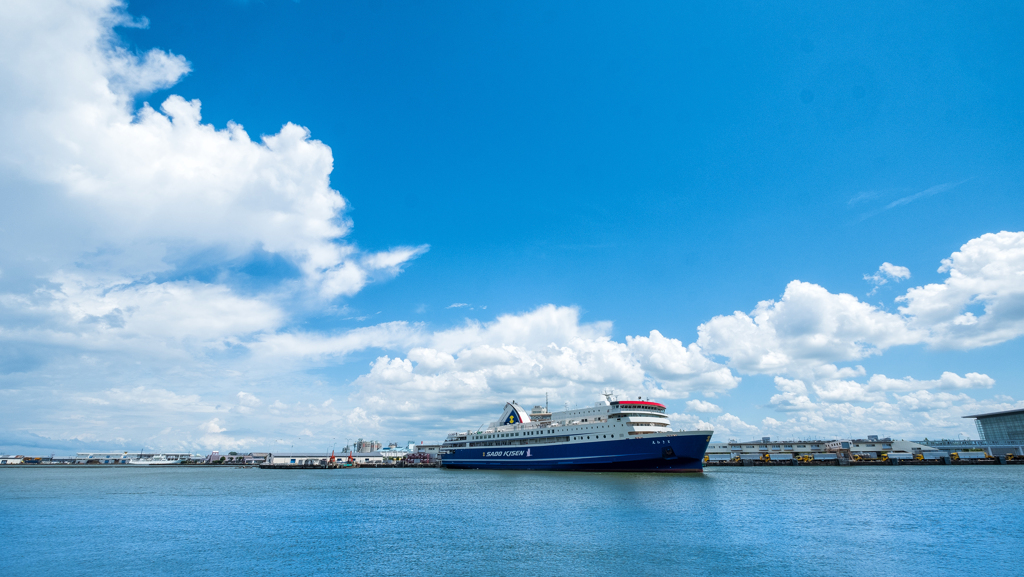 夏空と佐渡汽船