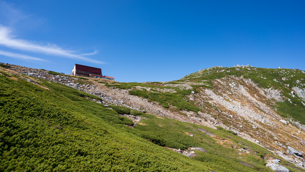 秋空と山小屋と