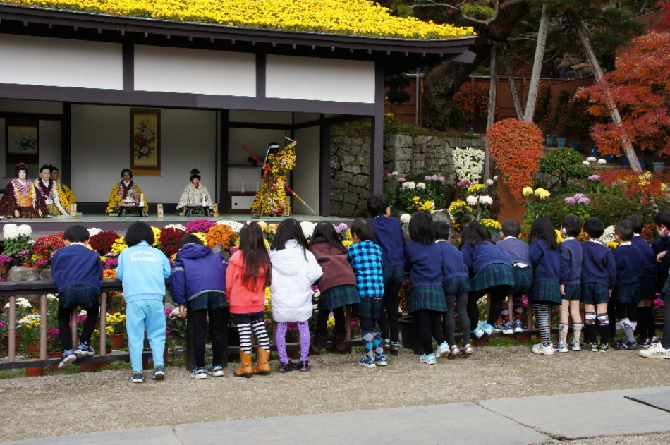 菊人形と子供等