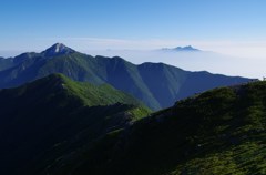 雲海に浮かぶ山々