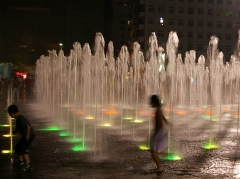 夜の噴水