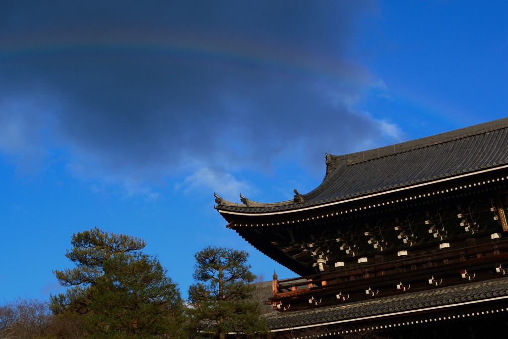知恩院にかかる虹