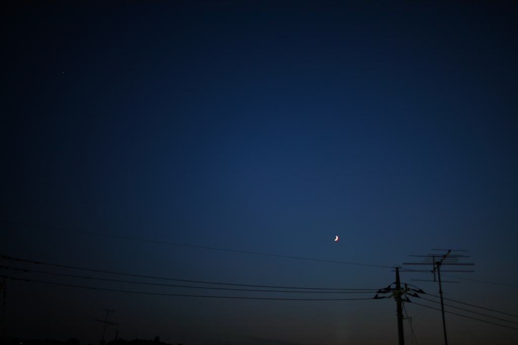 夕暮れ、三日月