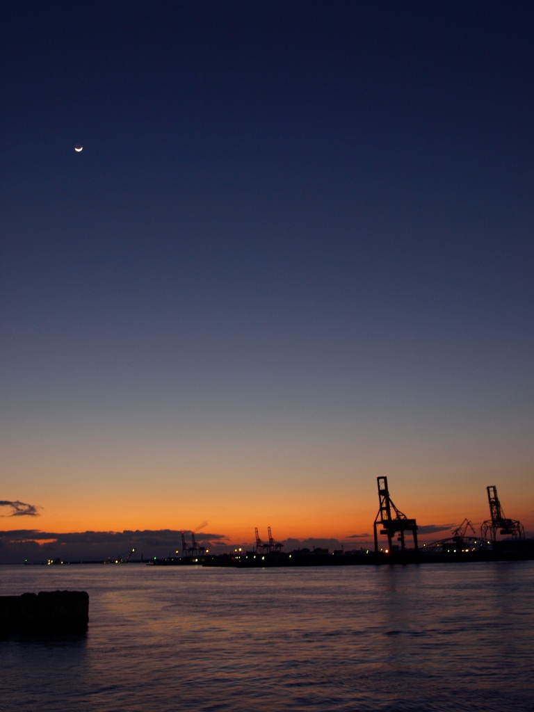 夜の港に映る工場