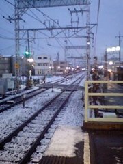 残雪の日の出前　海へのホームにて