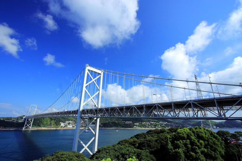 朝の関門橋