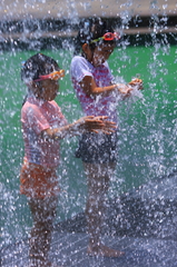 水と戯れる少女達