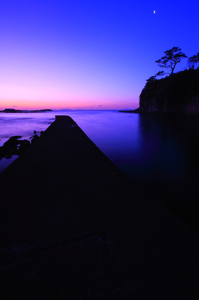 埠頭の夜明け