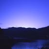 夜明け前のダム湖