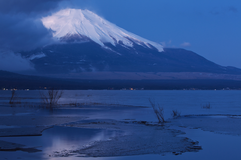 湖畔の夜明け
