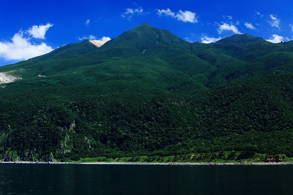 聳え立つ知床連山