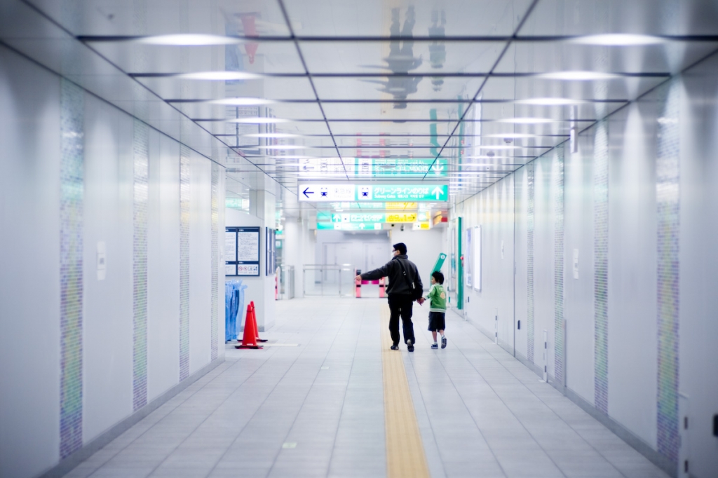 新しい駅を歩く・父と子と