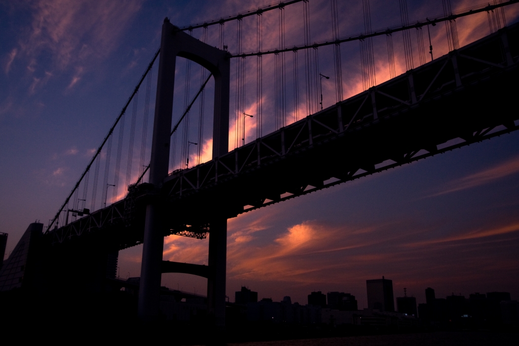 秋雲流れて、夕闇深めて