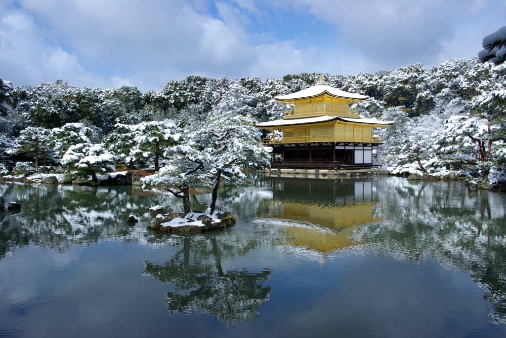 雪の金閣寺