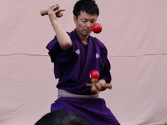 けん玉師（野毛大道芸）