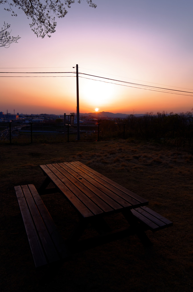 夕焼けに染まるベンチ