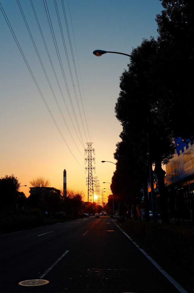 夕日と道路と鉄塔