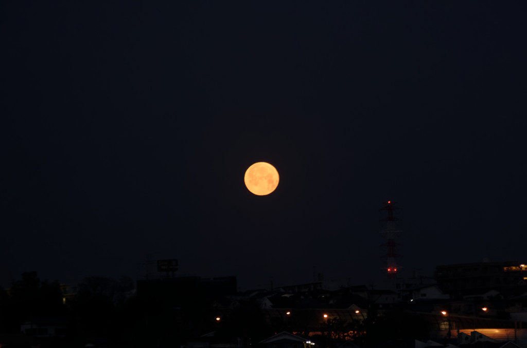 月が沈む