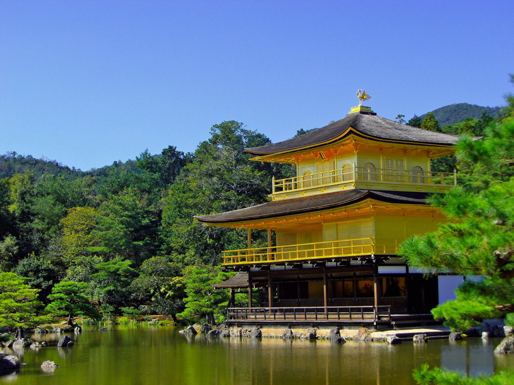快晴の金閣寺