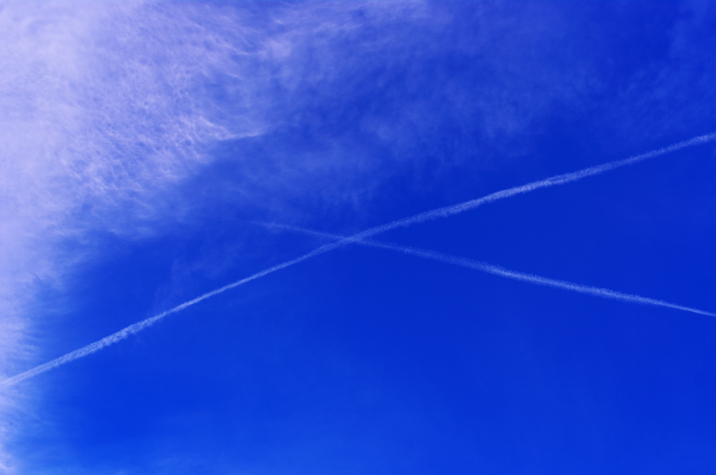 空に出来たバツ