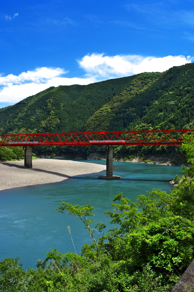 青空と緑の川