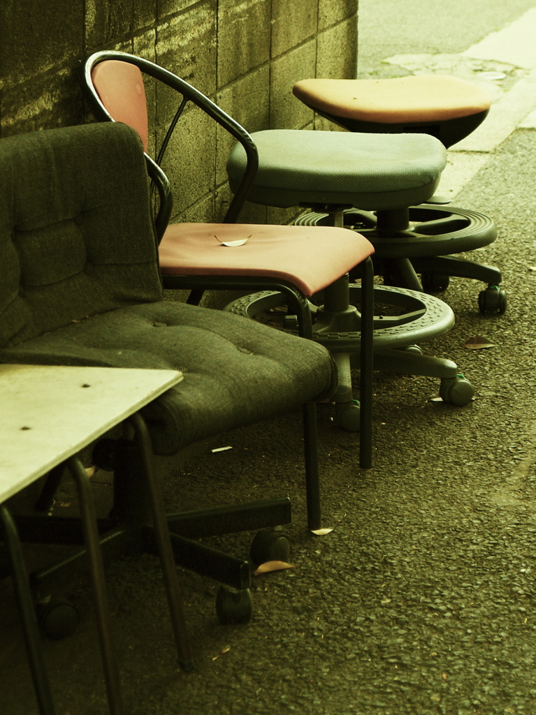 バス停の椅子たち
