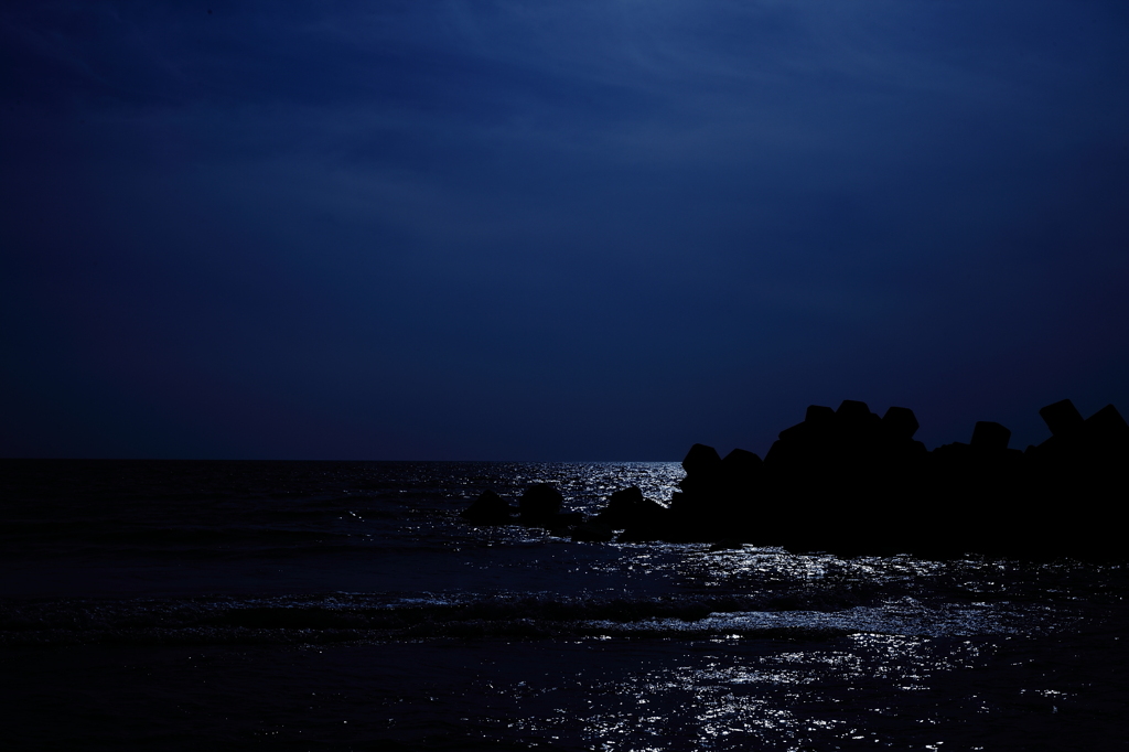 煌く海