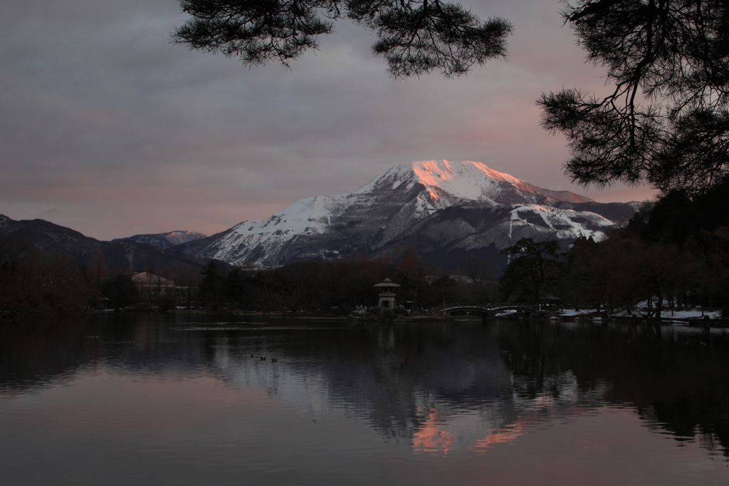 朝焼けの伊吹山