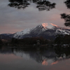 朝焼けの伊吹山