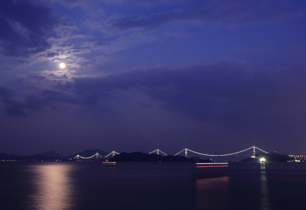 中秋の名月と来島大橋