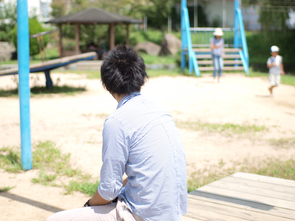 子供を見つめるパパの背中（笑）