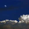 月を狙う雲