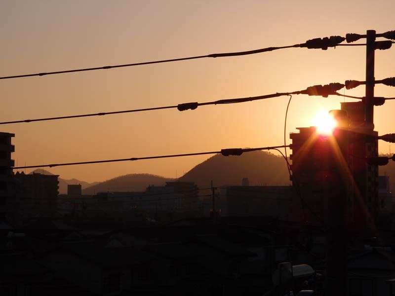 ビルに沈む夕日