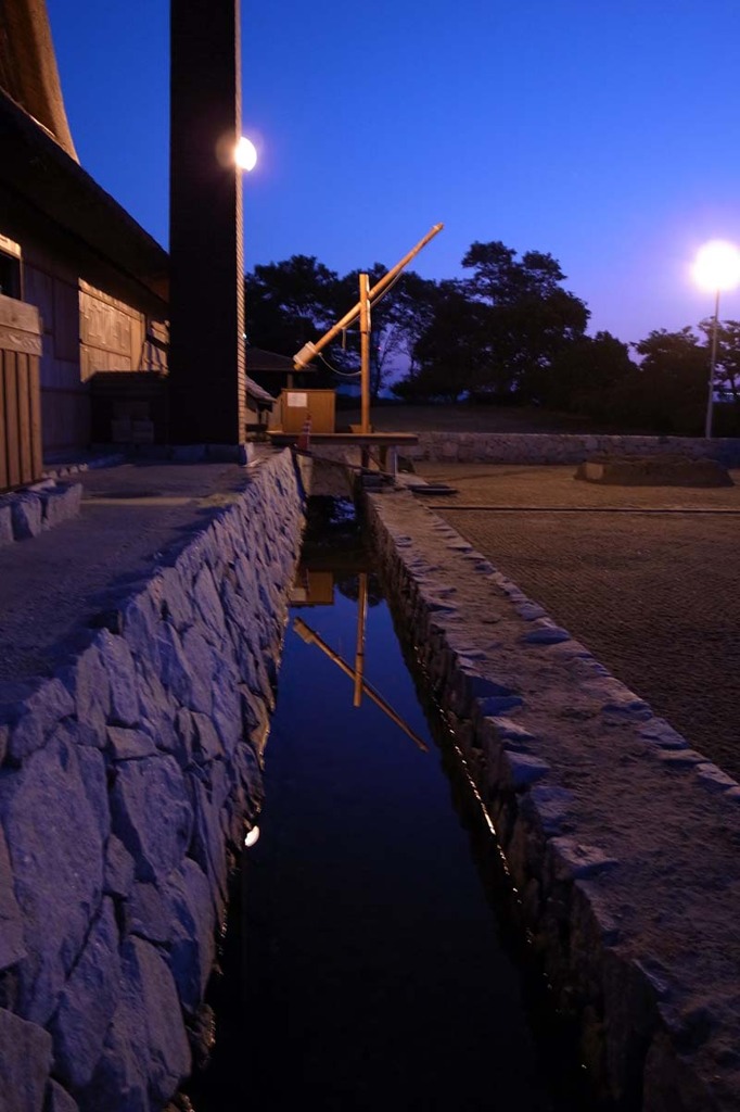 水路に灯火が