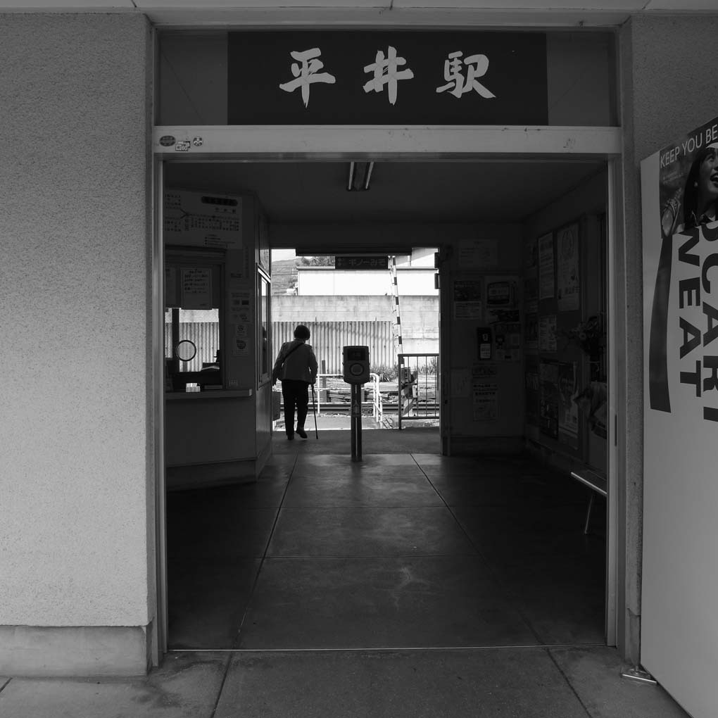 モノクロの駅
