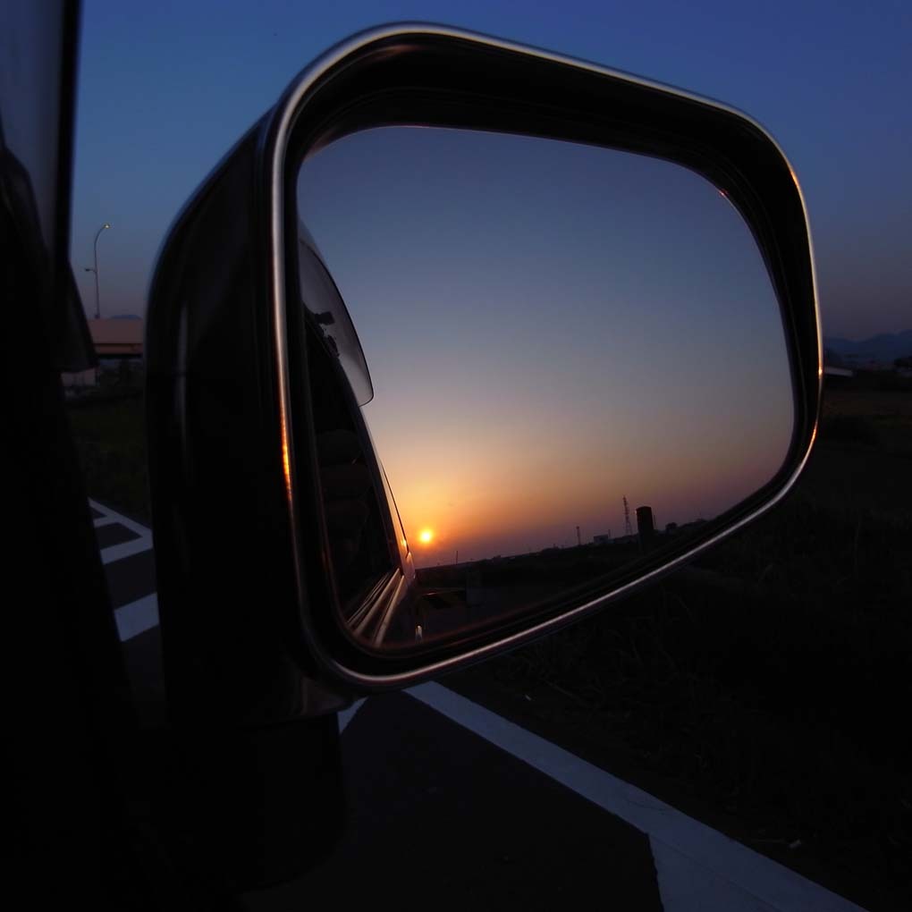 バックミラーに沈む夕日